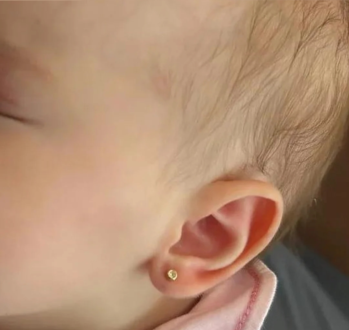 Primeiro brinco de bebê recém-nascido