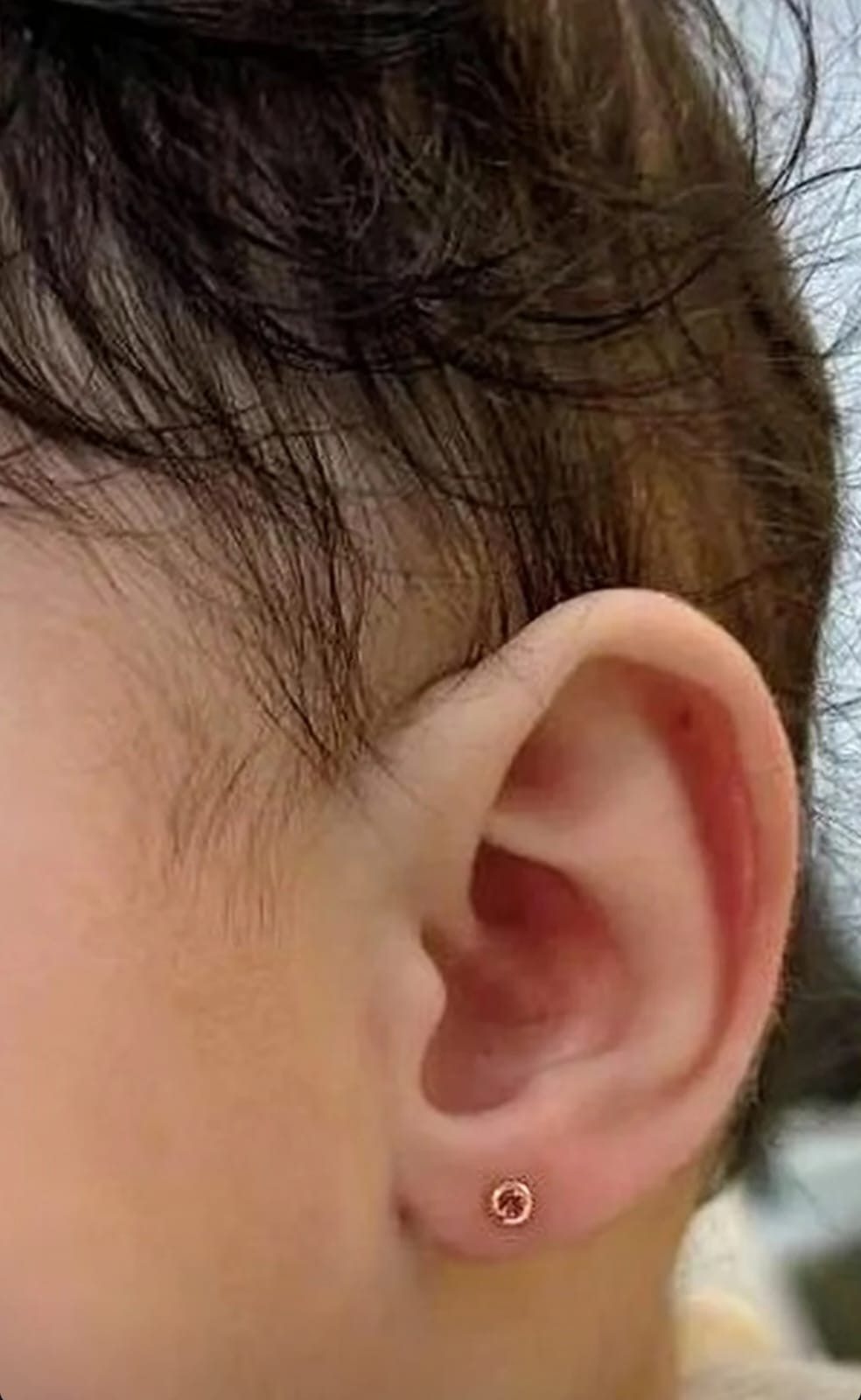 Brinco delicado em orelha de bebê